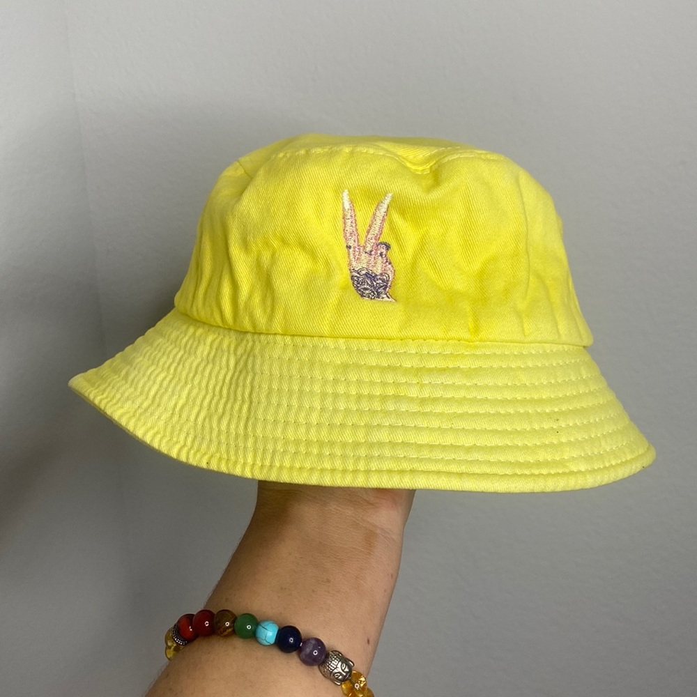 Bucket hat.